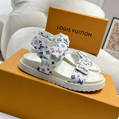 New fashion and versatile sandals 1025031215