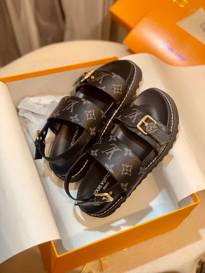 New V logo printed sandals fashion casual beach flip flops XC0404031